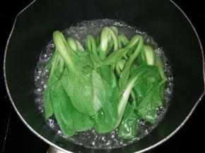 青菜心入开水锅烫熟捞出备用。