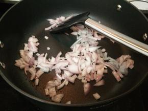 不沾锅滴几滴油，放入洋葱丁炒至微黄后盛出备用。