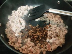 加入香菇丁继续煸炒出香味。