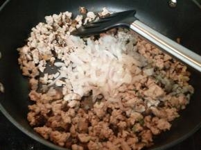 加入炒好的洋葱丁翻炒均匀。