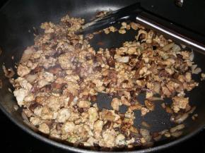 加入生抽、老抽、蚝油、料酒和冰糖，翻炒均匀。