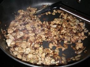 加入生抽、老抽、蚝油、料酒和冰糖，翻炒均匀。