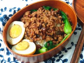 盛一碗米饭，在上面放上烫好的青菜，浇上做好的卤肉，放上切开的鸡蛋即可。