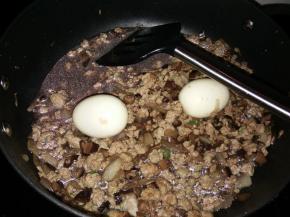 锅里加入没过材料的高汤，放入煮好去壳的鸡蛋，小火焖10分钟左右，大火1分钟收一下汁，使汤汁更浓一下。