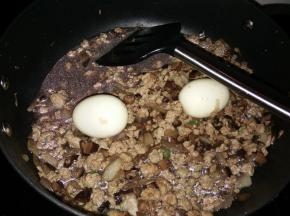 锅里加入没过材料的高汤，放入煮好去壳的鸡蛋，小火焖10分钟左右，大火1分钟收一下汁，使汤汁更浓一下。