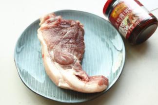 准备好食材。猪肉洗干净。带一点点皮会更好吃。