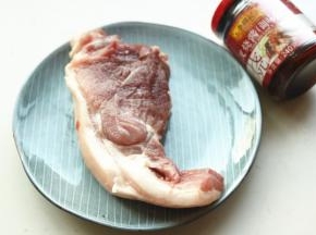 准备好食材。猪肉洗干净。带一点点皮会更好吃。
