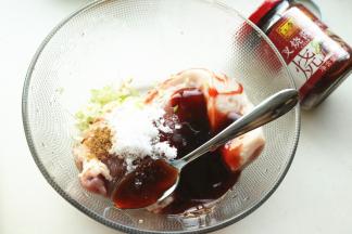 猪肉加入所有调料。