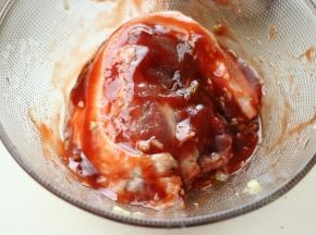 拌匀后腌制一晚上。