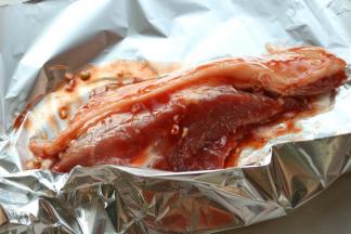 用一块锡纸包起来，收口捏紧，放入空气炸锅的炸篮。