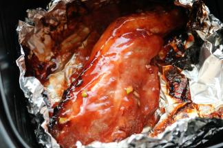 打开锡纸，表面再刷一些刚才腌肉的腌汁，再烤10到15分钟即可。