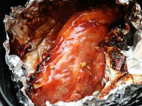 打开锡纸，表面再刷一些刚才腌肉的腌汁，再烤10到15分钟即可。