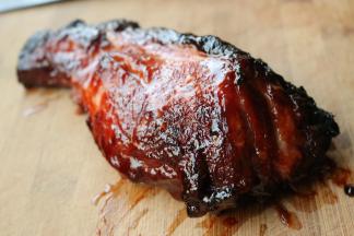 烤好的叉烧肉，颜色实在太诱人了切片就可以了。