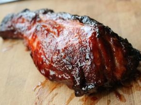 烤好的叉烧肉，颜色实在太诱人了切片就可以了。