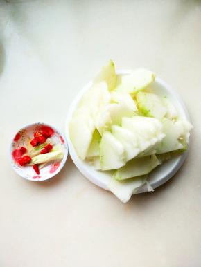 冬瓜洗净削皮切片，葱切丝，小米辣切段，