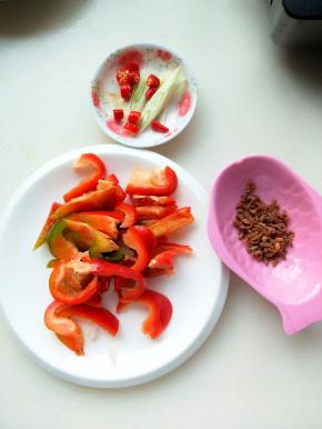 甜椒切条状，洗净海米。