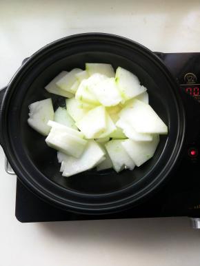 启动电陶炉，砂锅烧热放入油，油温升起放入冬瓜翻炒。