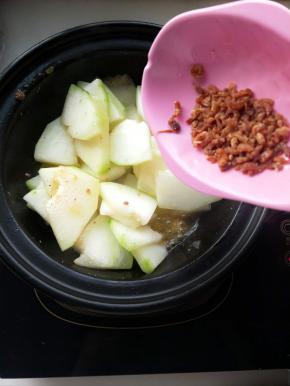 炒至冬瓜出水，加入海米，