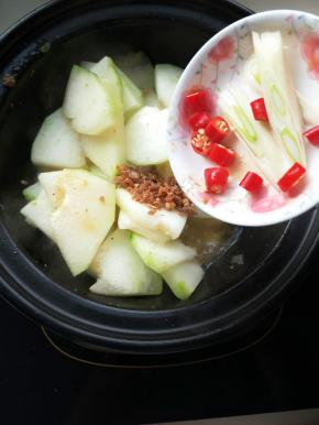 放入小米辣和葱丝