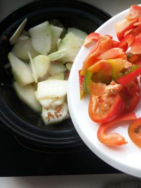 再放入甜椒继续翻炒