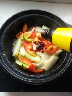 加一点蚝油继续翻炒冬瓜