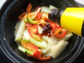 加一点蚝油继续翻炒冬瓜