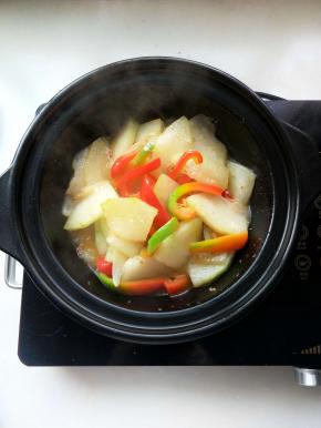 继续翻炒冬瓜软烂即可。