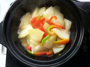 继续翻炒冬瓜软烂即可。