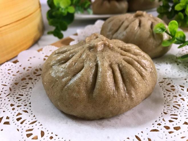 褐麦香菇肉包