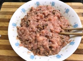 放入调料搅匀后慢慢加入水打上劲，备用。