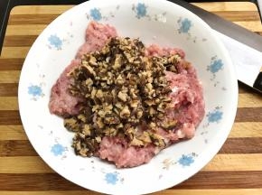 肉和香茹清洗干净后分别剁碎。