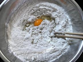 盐、糖和面粉混匀后打入鸡蛋搅匀。