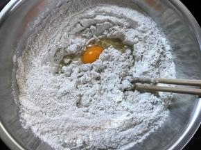 盐、糖和面粉混匀后打入鸡蛋搅匀。