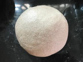 放入用温水融化的酵母水，揉成软硬合适的面团。