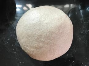 放入用温水融化的酵母水，揉成软硬合适的面团。