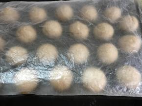 发酵完成后把面团分割成45克一个的小剂子。