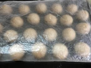发酵完成后把面团分割成45克一个的小剂子。