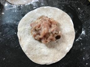 放入肉馅依次包好。