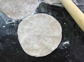 把小剂子擀成中间厚四周薄的面片。