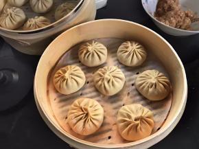 把蒸笼放入蒸锅，水开后蒸15分钟关火后焖3分钟即可。