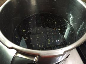 洗净加入1000ml水，用压力锅煮30分钟