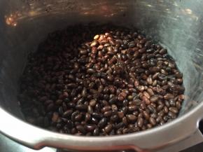 煮好的黑豆用手可以直接碾碎就可以了，如果碾不碎的话那就得继续再煮10分到20分钟