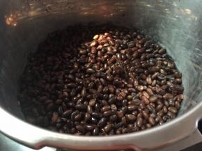 煮好的黑豆用手可以直接碾碎就可以了，如果碾不碎的话那就得继续再煮10分到20分钟