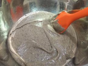 如图，如果没有破壁机的话那么就用筛网过筛这样豆沙才会够细腻