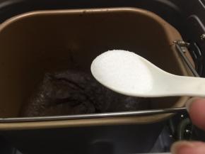 翻炒至粘稠再分3次加入花生油，每一次都要充分吸收才可以加入下一次