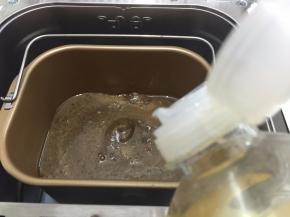 把豆沙倒入面包机桶（东菱T15W）调至翻炒干果功能先把豆沙翻炒20分钟分3次加入花生油，每一次都要充分吸收才可以加入下一次