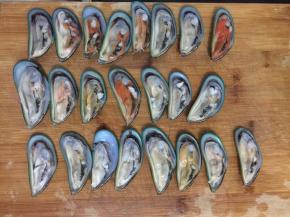 把所有的青口开好壳之后再用水清洗一遍，把水控干