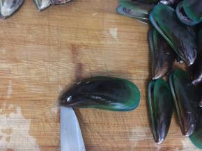 用刀尖划到青口底部之后用力把刀片横过来，青口就开了，最好不要用两手掰开

有些左边壳坏的青口可以用内向切法，沿着左边青口壁切下来～有些人比较习惯左边切法。