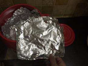 再拿一张折叠成正方形然后再铺在砂锅内，这样的一个目的是为了烤的过程不会把砂锅弄脏