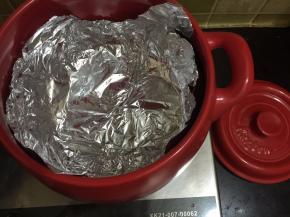 砂锅内铺上锡纸，铺上两张